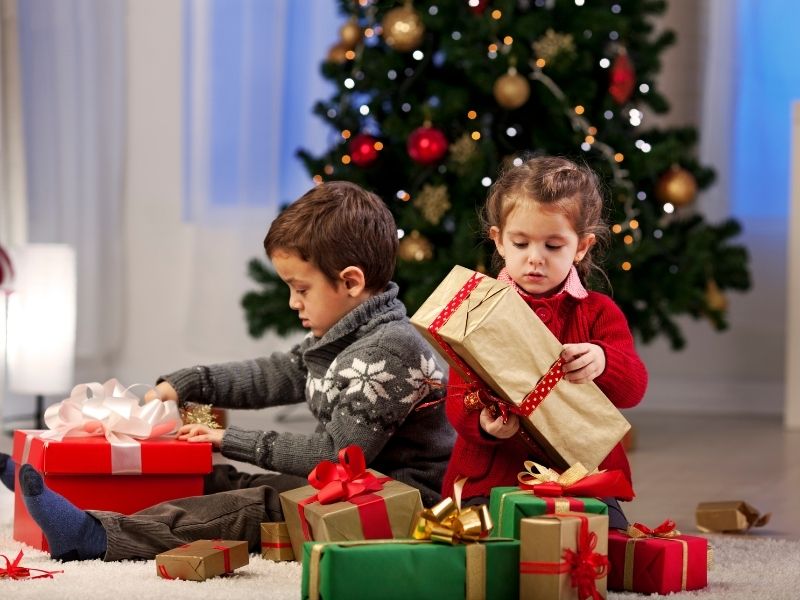 Які подарунки потрібні дітям та як їх обирати?